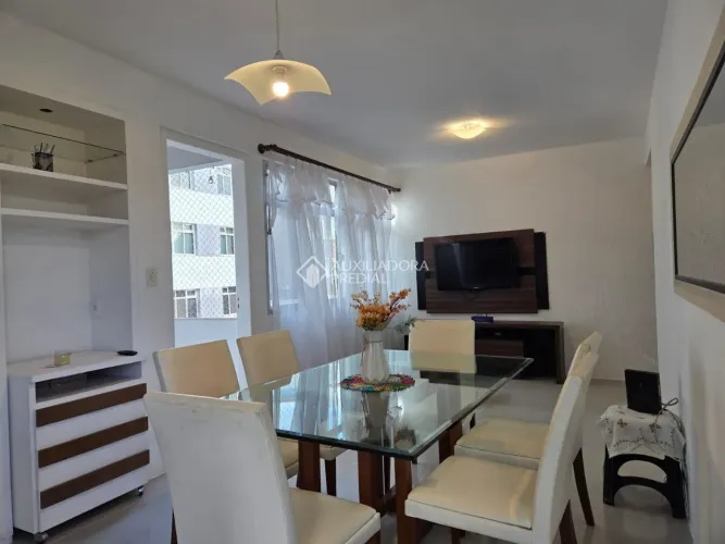 Apartamento com três quartos, duas sacadas no bairro Itacorubi