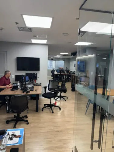 Conjunto comercial p/ venda tem 94 m² c/ 3 salas, 2 banheiros sendo 1 de reunião - 2 vagas