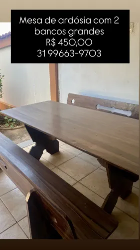 mesa de ardósia com 2 bancos grandes