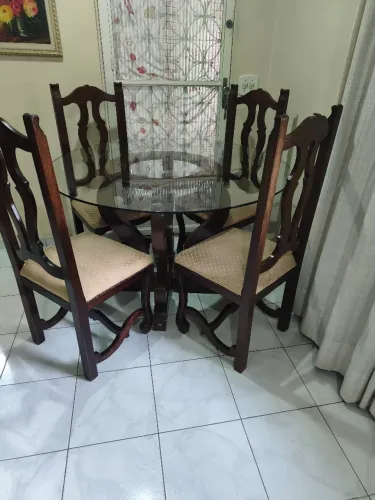 Mesa imbuia tampo de vidro+4 cadeiras de mola