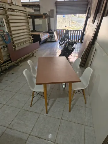 Mesa com cadeira 