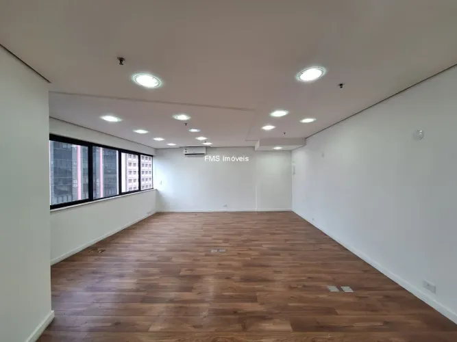 Excelente oportunidade: Sala comercial de alto padrão na Liberdade, São Paulo-SP, com 5 sa