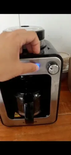 Cafeteira com moedor de grãos integrado Funcionando Perfeitamente
