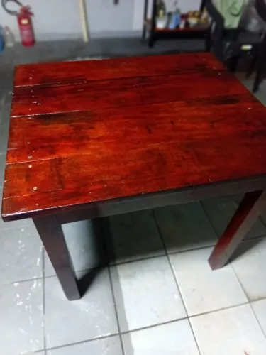 Mesa de madeira pura maciça antiga. Medida: 91ctm por 69ctm.