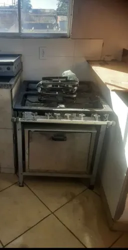 Fogão industrial 4 bocas com forno seminovo.