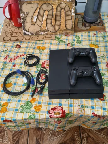 PS4 FAT Desbloqueado com 2 controles