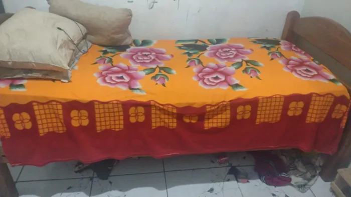 Vendo essa cama de solteiro por 250 vai com o colchão
