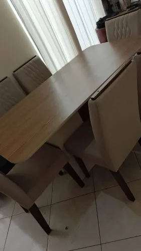 Mesa de Jantar em bom estado com 06 cadeiras.