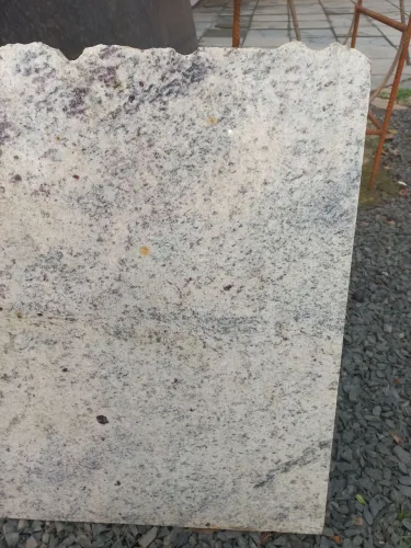 Pedra de granito beje  170 reais 