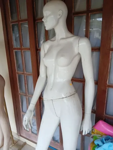 Manequim feminino desmontável em acrílico 