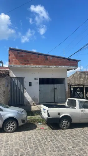 VENDO CASA LOCALIZADA NO CLIMA BOM PRÓXIMO AO SUPERMERCADO TODO DIA