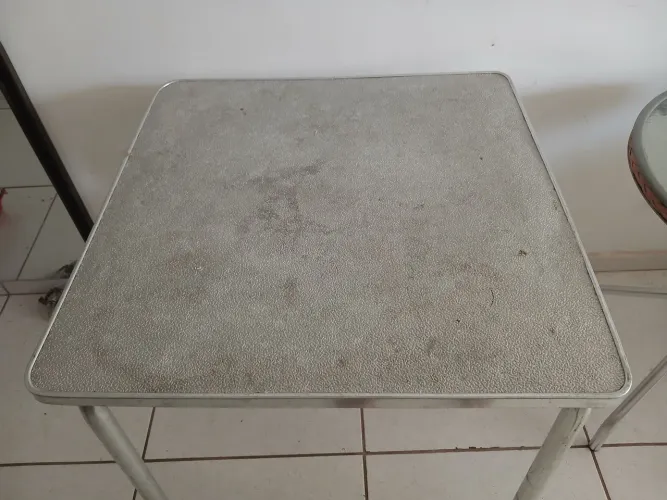 Mesa de metal