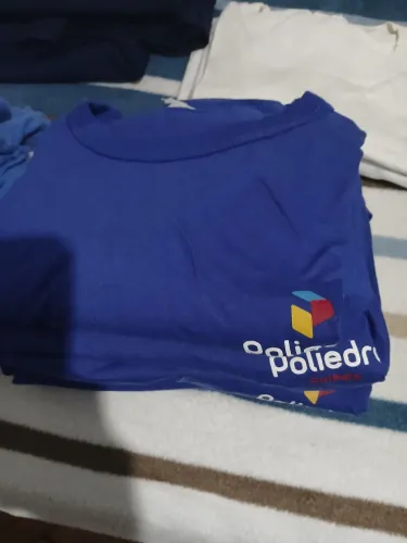 Camisetas e bermudas Poliedro