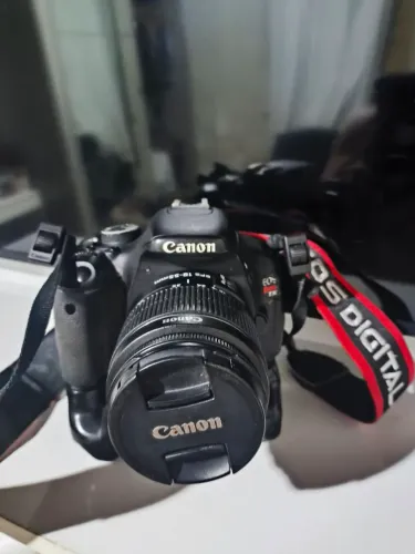 Canon T3I com tela retrátil carregador gripe suporta duas baterias lente 18 55