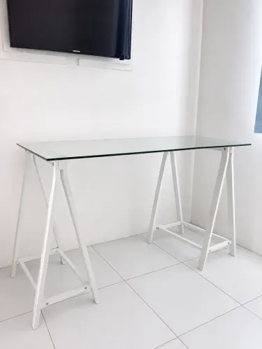 Mesa de escritório 120x60 tampo de vidro com cavaletes