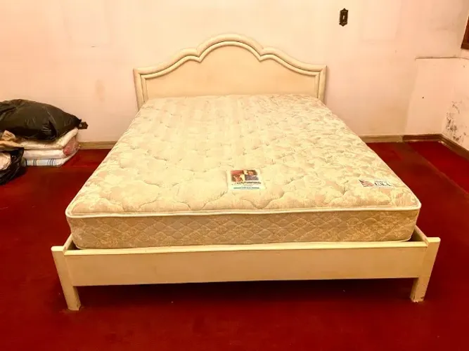 Cama king com cabeceira + Colchão Sealy