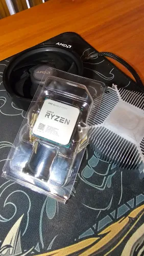 AMD Ryzen 5 2400G / 4 núcleos / 8 threads / até 3,9 GHz + Cooler