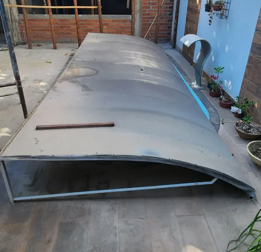 Vendo TOLDO com estrutura metálica e lona cobrindo 5,70 m x 2,20 m