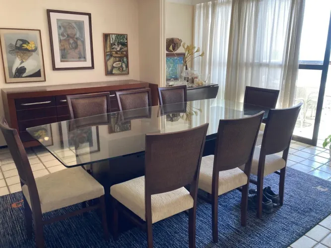 MESA DE JANTAR com 08 CADEIRAS