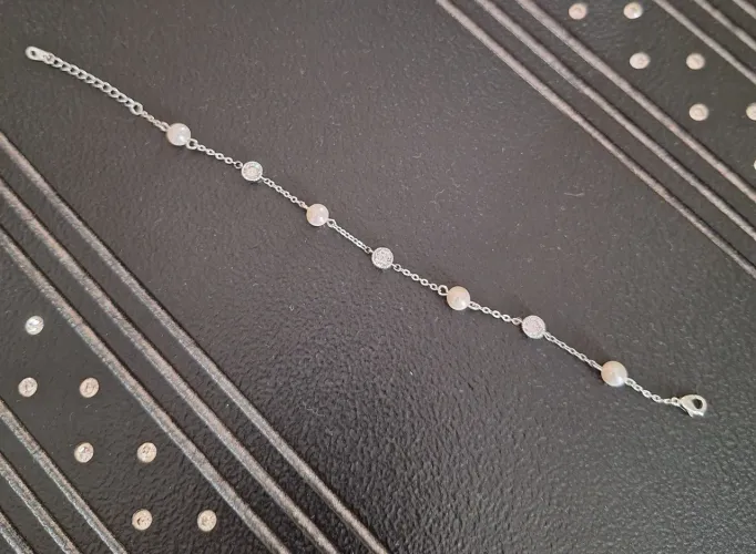Pulseira feminina prateada com pérolas