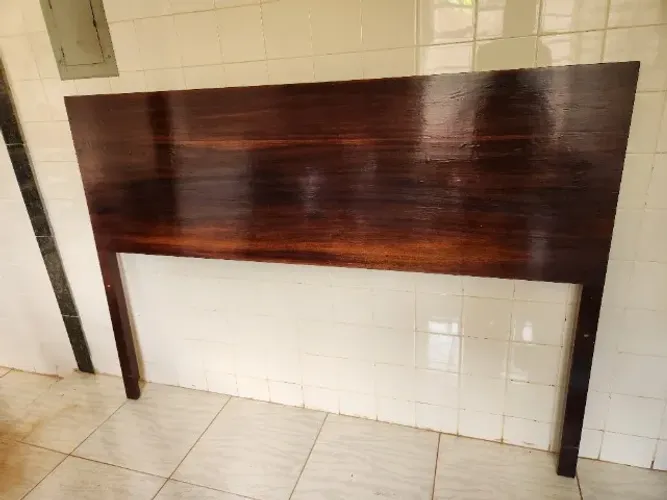 Cabeceira de Cama Em Madeira Bem Conservada