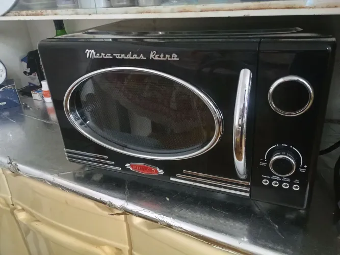 Forno microondas estilo retrô Philco funcionando perfeitamente