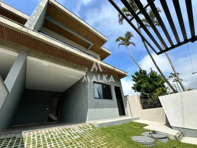 Casa Nova com 3 Dormitórios em Condomínio na Lagoa da Conceição.