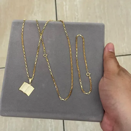 Corrente feita em moeda com banho a ouro 