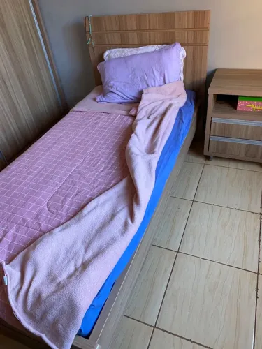 Cama de solteiro e mesa de cabeceira