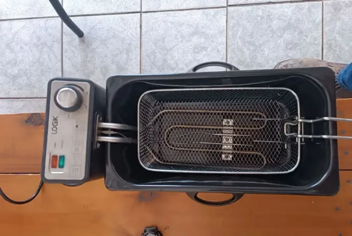 Fritadeira 3 litros 150 pra hoje, nova