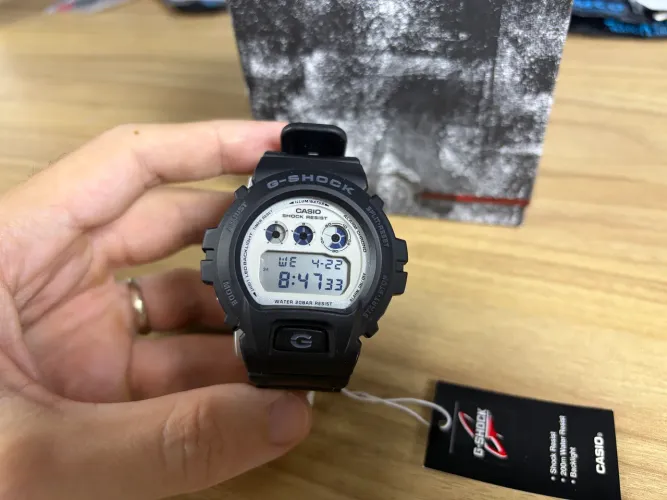G-Shock DW-6900WD na caixa