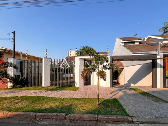 Sobrado à venda em Maringá, Zona 07, com 3 quartos, com 207 m²