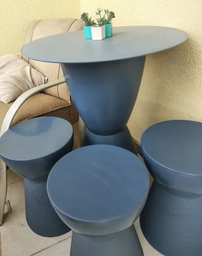 mesa com 3 banquetas ( plástico)