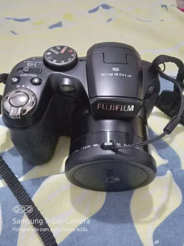 Câmera fotográfica Fujifilm com defeito