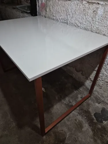 Mesa industrial bege com pés cromados