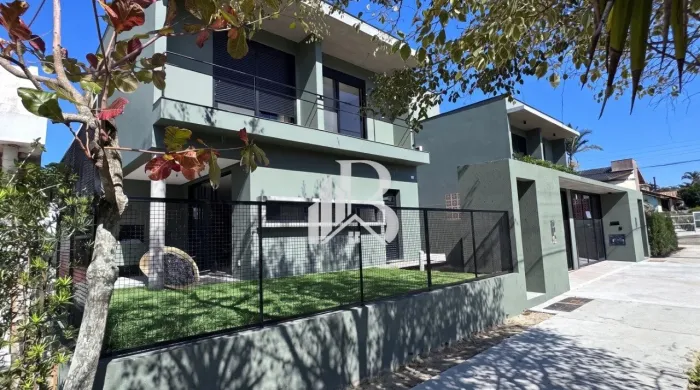 Casa individual a venda com 148m, 3 quartos, 1 suíte 2 banheiros e 2 vagas no praia dos Aç
