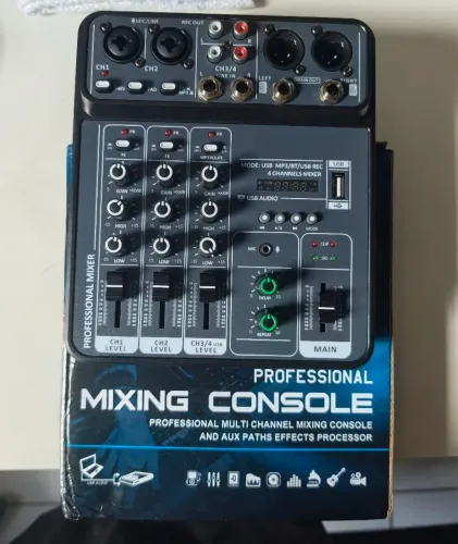 Mesa de som 4 canais com Bluetooth e entrada de Pendrive. Com efeito. Funciona com 5 volts