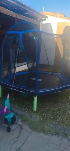 Pula-Pula / Cama Elástica Infantil com Rede de Proteção - R$ 490