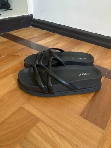 Chinelo plataforma com tiras preto Beira Rio