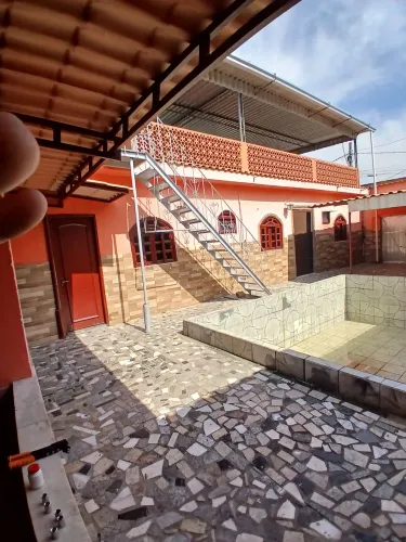 Vendo excelente casa com piscina, quintal e terraço
