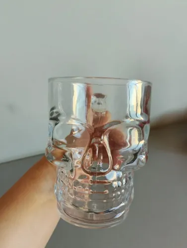 Caneca de vidro caveira