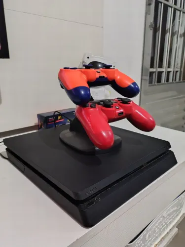 Ps4 Slim + 2 controles com carregador.