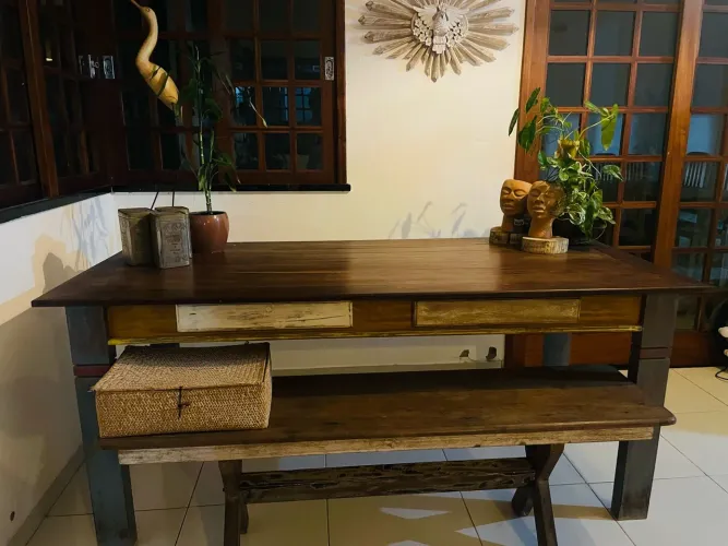 Mesa de madeira de demolição + 2 bancos para 6 lugares