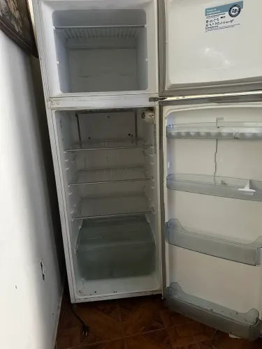 Vendo geladeira Electrolux estragada na parte de baixo