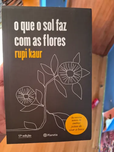 livro "o que o sol faz com as flores" rupi kaur