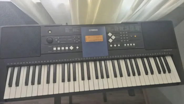 Teclado Yamaha PSR 333 com mesa suporte. 