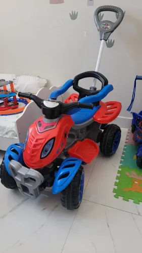 Quadriciclo Infantil Spider com Pedal e puxador<br>Empurrador Maral Vermelho