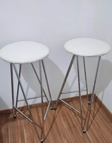 Banqueta com Pés Cromado e Assento em Couro Branco