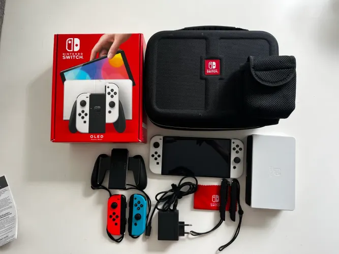 Nintendo Switch OLED + Joy-Con extra + Case oficial Nintendo - perfeito estado