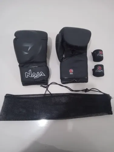 kit completo luva de boxe naja black / luva de muay thai naja + bandagem + bolsa